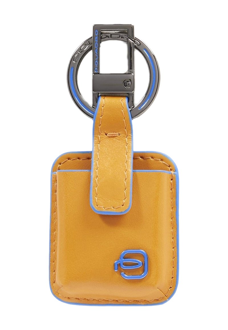 Gele lederen sleutelhanger met blauwe randafwerking en logodetail, voorzien van een ronde metalen sleutelring en een gladde textuur.