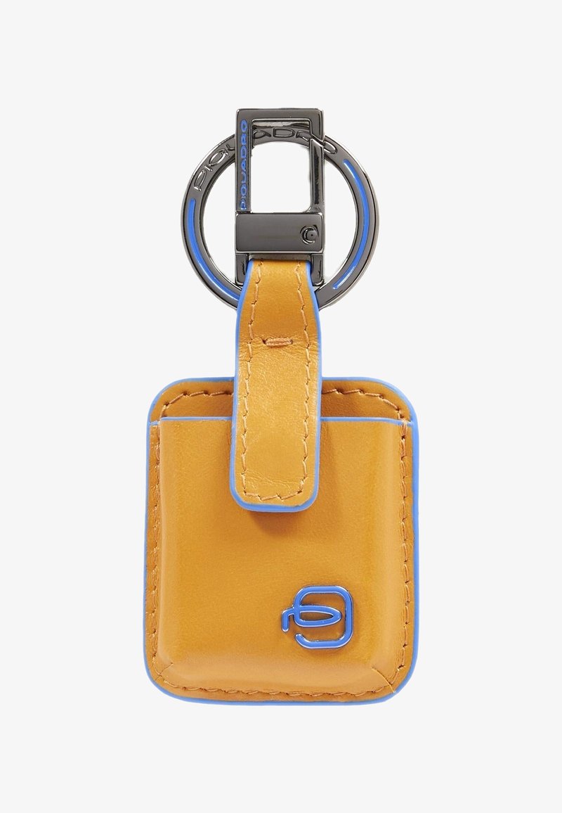 Gele lederen sleutelhanger met blauwe randafwerking en logodetail, voorzien van een ronde metalen sleutelring en een gladde textuur.