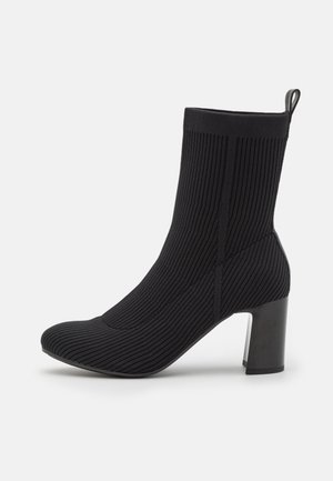 Kotníkové boty - black