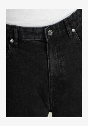 Schwarze Denim-Jeans mit hoher Taille, vorderem Knopfverschluss, silberner Hardware und glattem Material mit dezenten Nähdetails.