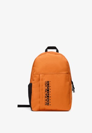 Oranssi nailonireppu, jossa on pyöreä muoto, etupuolella logo ja sivussa verkkotasku. Mustat yksityiskohdat hihnoissa ja ylimmässä kahvassa.