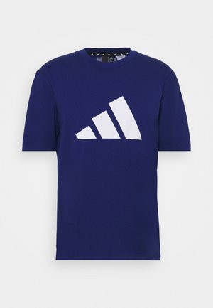 Námořnická modrá bavlněná tričko s velkým bílým trojúhelníkovým logem na přední straně, kulatým výstřihem a krátkými rukávy.