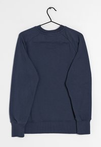 Granatowy sweter z długim rękawem, okrągłym dekoltem, ribbowymi mankietami i dołem; ma gładką teksturę i brak widocznych wzorów lub akcentów.