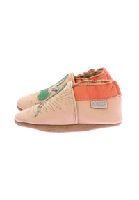 Zapatos de bebé de cuero rosa claro con acentos naranjas y bordado de hojas verdes. Suela blanda con bordes cosidos y una etiqueta decorativa en el lado.