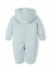 Lichtblauwe gewatteerde baby sneeuwpak met capuchon en kleine stoffen oren, met aangehechte wanten en elastische manchetten, van achteren getoond.