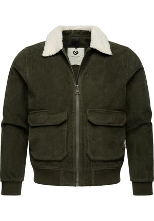Chaqueta de pana verde oliva con cuello de borreguito sintético, cierre frontal de cremallera y dos bolsillos frontales. Tejido texturizado y puños acanalados.