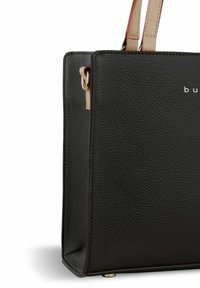 Borsa nera in pelle testurizzata con forma rettangolare. Presenta una base liscia e due manici superiori color crema, arricchiti da dettagli in metallo dorato.