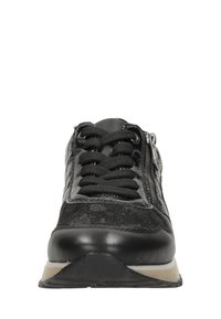 Baskets noires avec un dessus en cuir texturé, lacets plats, fermeture éclair sur le côté et semelle en caoutchouc. Présente une finition mixte avec des textures lisses et en daim.