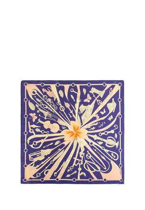 Quadratisches Seidentuch mit einer zentralen orangen Blume und strahlenförmig verlaufenden pfirsichfarbenen Bändern auf dunkelblauem Hintergrund, dekoriert mit verschiedenen Vintage-Schlüsseln und Blättern.