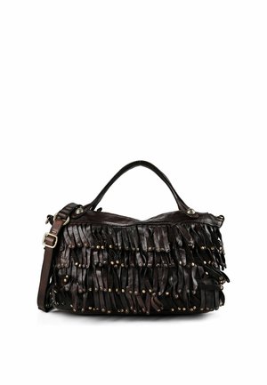Bolso de mano de cuero marrón oscuro con flecos y pequeñas tachuelas metálicas, con asa superior y correa ajustable para el hombro.