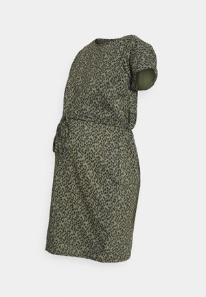 Vestido verde com padrão animal, mangas curtas, decote redondo, cintura elástica com laço, tecido leve, até ao joelho, brilho sutil.