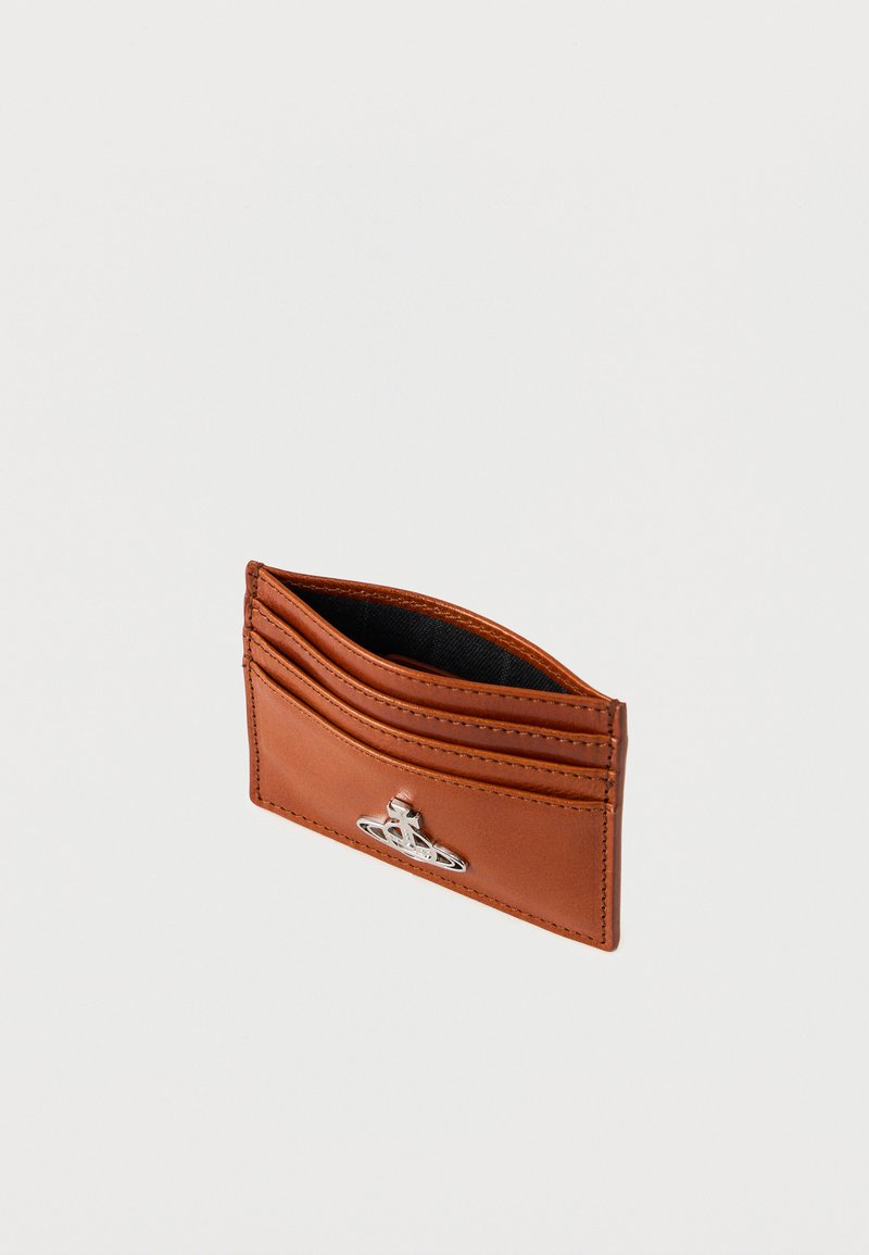 Tarjetero de cuero marrón con múltiples ranuras y una textura suave; presenta un detalle en plata con el logo en la parte delantera.