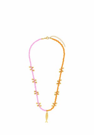 Kralenketting met roze en oranje secties, versierd met kleine gouden kralen en een gouden hanger in de vorm van een vis in het midden.