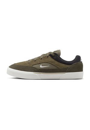 Grønne ruskindsneakers med hvid gummisål, tekstureret overdel og sorte detaljer. Har et hvidt swoosh-logo på siden og snørebåndslukning.