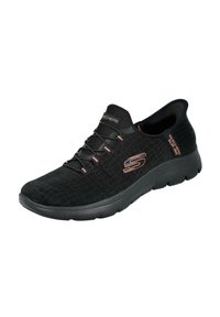 Zapatilla deportiva negra con parte superior de malla texturizada, cuello acolchado, detalles en oro rosa, cordones elásticos y suela acolchada.