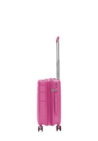 Valigia rigida rosa con superficie texturizzata, cerniera singola, lucchetto TSA integrato, maniglia telescopica e quattro ruote nere per la mobilità.
