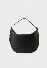 Borsa a spalla in pelle nera con forma curva e un manico singolo. La superficie presenta una finitura testurizzata e una chiusura con zip.