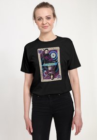 Černé tričko s grafickým designem dvou postav. Barvy zahrnují fialovou, modrou a světle béžovou s geometrickými vzory.