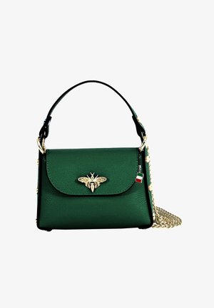 Sac à main en cuir vert avec un emblème d'abeille en or, une poignée noire, une bandoulière en chaîne et une surface texturée. Comprend des clous dorés et un charm avec le drapeau italien.