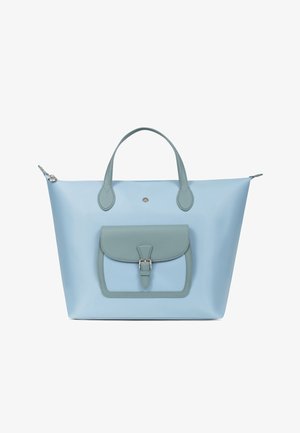 Sac fourre-tout bleu clair avec une poche avant dotée d'une boucle, deux poignées et une fermeture zippée sur le dessus, sur fond blanc.