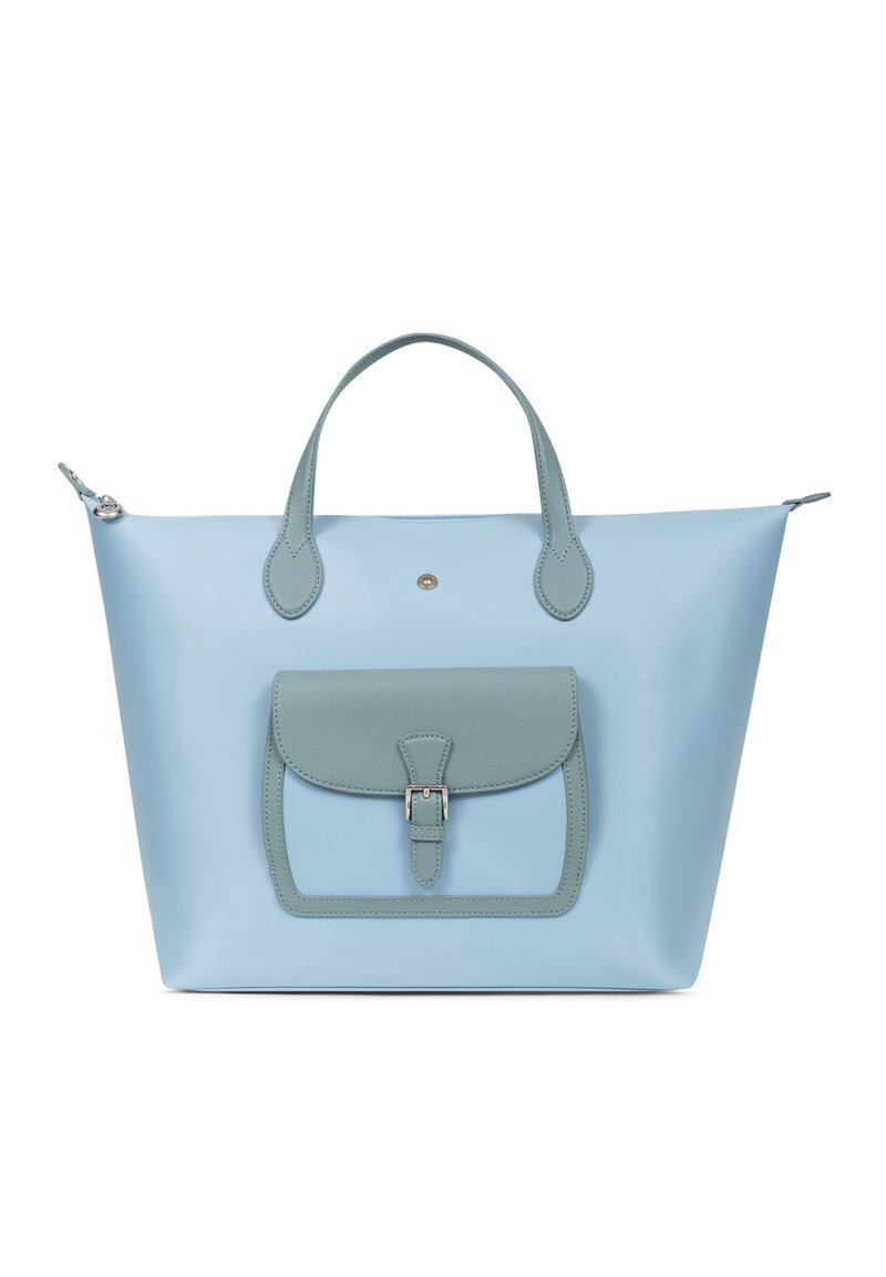 Borsa tote azzurra chiara con una tasca frontale dotata di fibbia, due manici e chiusura con zip nella parte superiore, posizionata su uno sfondo bianco.