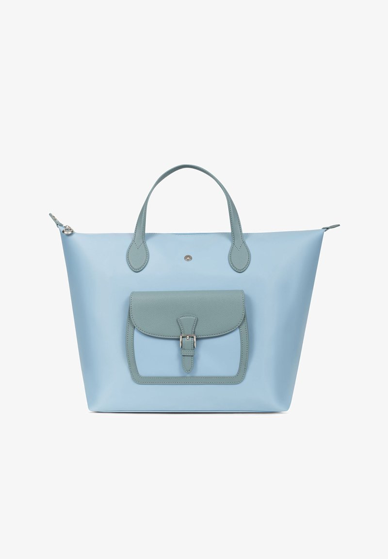 Borsa tote azzurra chiara con una tasca frontale dotata di fibbia, due manici e chiusura con zip nella parte superiore, posizionata su uno sfondo bianco.