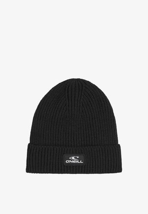 Gorro de punto negro con textura de canalé, que presenta un puño doblado y un pequeño parche de marca con un logotipo en la parte delantera.