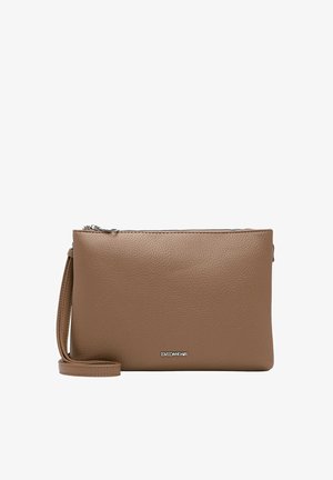 Pochette bracelet en cuir marron texturé avec fermeture éclair argentée et petit logo argenté de la marque centré sur le devant.