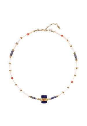 Collier de perles avec des accents dorés, des perles translucides blanches et bleues, une pierre centrale bleu foncé et des détails rouges.