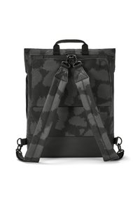 Čierny batoh s textúrovanou, vzorovanou látkou a tmavosivými akcentmi. Obsahuje nastaviteľné popruhy a hornú rukoväť pre všestrannosť.