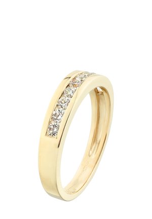 Zlatni prsten s poliranim finišem koji ima niz prozirnih dragulja umetnutih duž sredine. Glatka traka s zaobljenim rubovima.