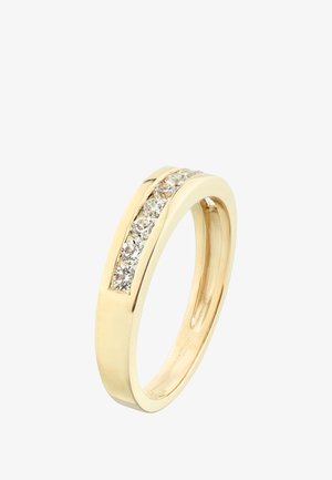 Anello d'oro con finitura lucida, caratterizzato da una fila di gemme trasparenti incastonate al centro. Banda liscia con bordi arrotondati.