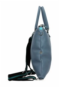 Bolso de cuero azul con forma redondeada, superficie texturizada, dos asas y una correa desmontable con rayas negras y turquesas.