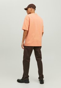 Jack & Jones JPRBLAKAM SUMMER BRANDING  SS O-NECK - T-shirts print - shrimp