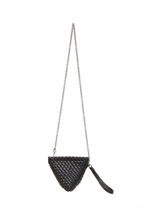 Borsa a mano in pelle intrecciata nera con forma triangolare, tracolla a catena e braccialetto. Presenta una superficie strutturata e un design semplice.