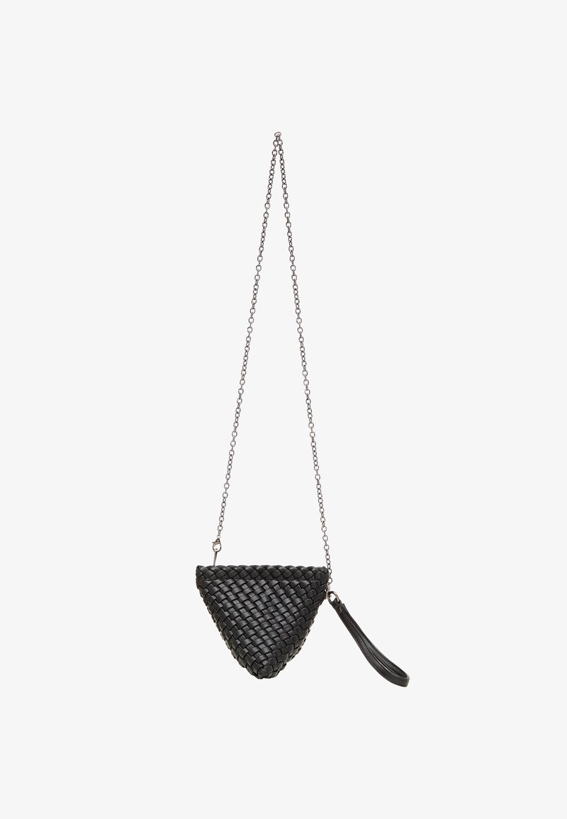 Svart vävd läderhandväska med triangelform, kedjehandtag och handledsrem. Har en strukturerad yta och en enkel design.