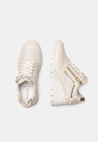 Sneakers bianchi con accenti a motivo, materiali in rete e pelle, punta arrotondata, collare imbottito, accessori in oro e suola chunky.