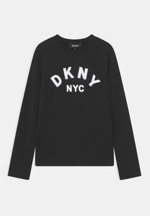 Zwart shirt met lange mouwen met "DKNY" in grote witte stippenletters boogvormig boven kleinere "NYC" tekst op de borst.