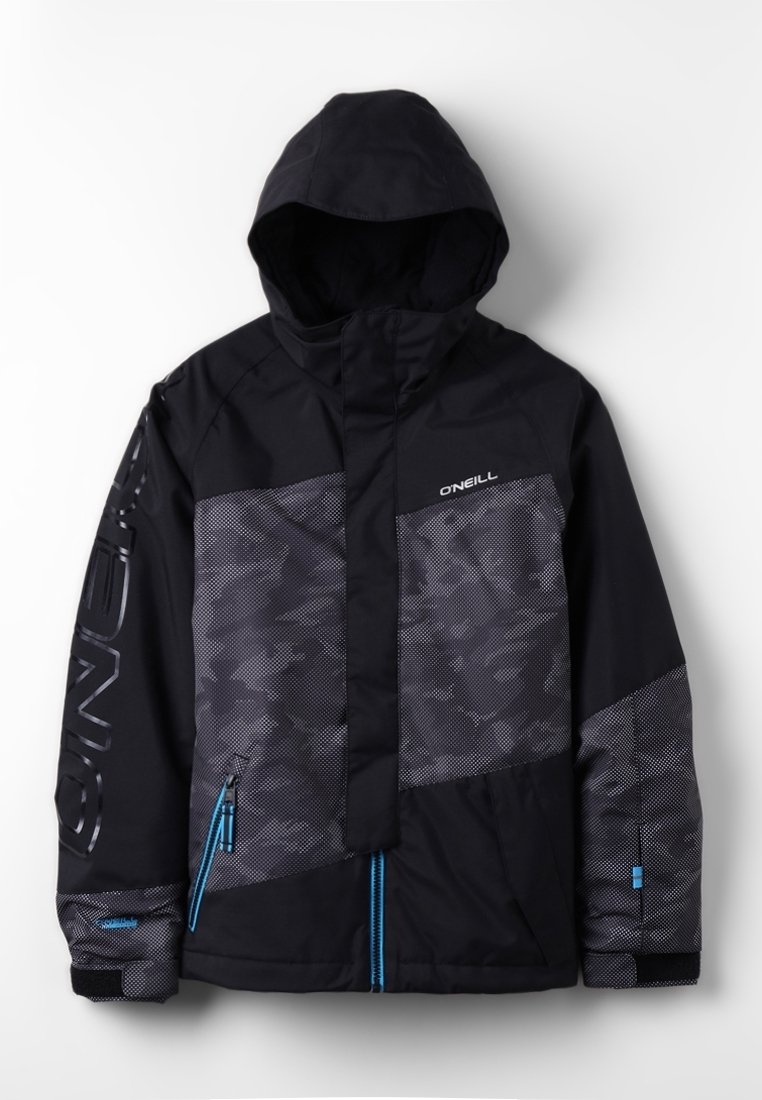 Giubbotto nero con cappuccio, caratterizzato da un motivo camouflage, dettagli blu e una cerniera. Sulla spalla e sul manica è presente un dettaglio con logo.
