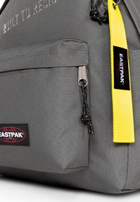 Eastpak DAY PAK'R - Zaino - bold btr grey
