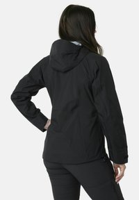 Giacca impermeabile nera con cappuccio, caratterizzata da un design elegante, una texture liscia e tasche con zip sui lati.