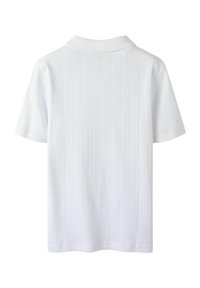 Hvid kortærmet polo skjorte med et tekstureret linjemønster, flad krave og lige kant. Stoffet ser blødt og letvægtsagtigt ud.