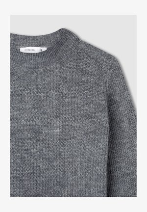 Szary prążkowany sweter z okrągłym dekoltem i małą białą metką rozmiaru "S" przy kołnierzu.