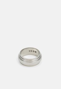 Sølvmetallring med en glatt, avrundet design, tre strukturerte bånd og innskriften "ICON" på den indre siden.