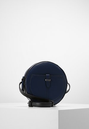 Borsa a tracolla rotonda in pelle blu con tasca frontale piatta e tracolla nera regolabile. Texture liscia, design minimalista.