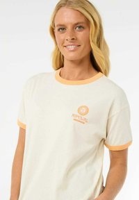 Off-white t-shirt met oranje geribde kraag en mouwen, voorzien van een zonlogo en de tekst "RIPCURL" aan de voorkant. Casual ontwerp.