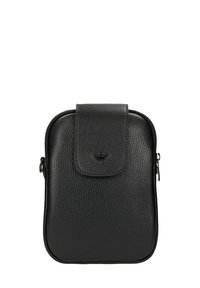 Zwarte crossbodytas van textuurleer met klep en klein metalen logo aan de voorkant, ritssluiting zichtbaar aan de zijkant.