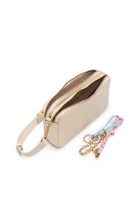 Sac rectangulaire beige avec deux compartiments zippés, texture lisse, zips dorés, et une chaîne amovible, ornée de rubans multicolores.