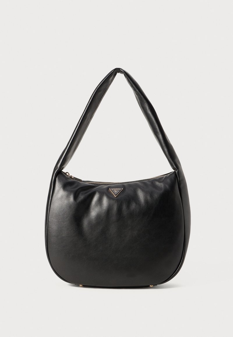 Sac à bandoulière noir en forme de croissant avec une large sangle, une fermeture éclair dorée et une petite plaque de logo triangulaire à l’avant, sur fond blanc.