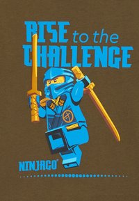 Ninjago-Themen-T-Shirt mit einer blauen Ninja-Figur, die zwei goldene Schwerter trägt, mit dem Text "STEAU auf die HERAUSFORDERUNG" auf einem braunen Hintergrund.